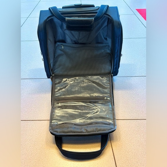 London Fog Travel Bag With 2 Rolling Wheels Dark Navy Blue 15x14x8 Inches - Picture 15 of 15